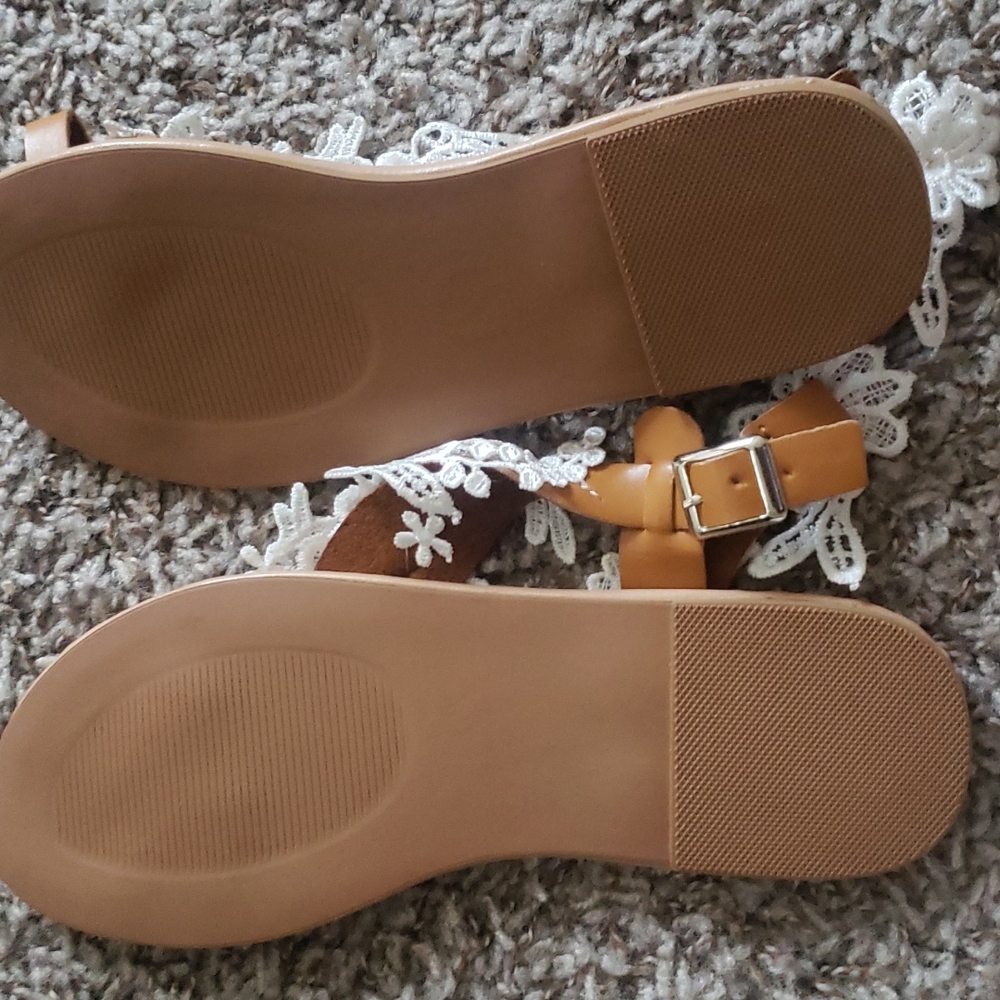 Never worn sandal - Picture 2 of 2